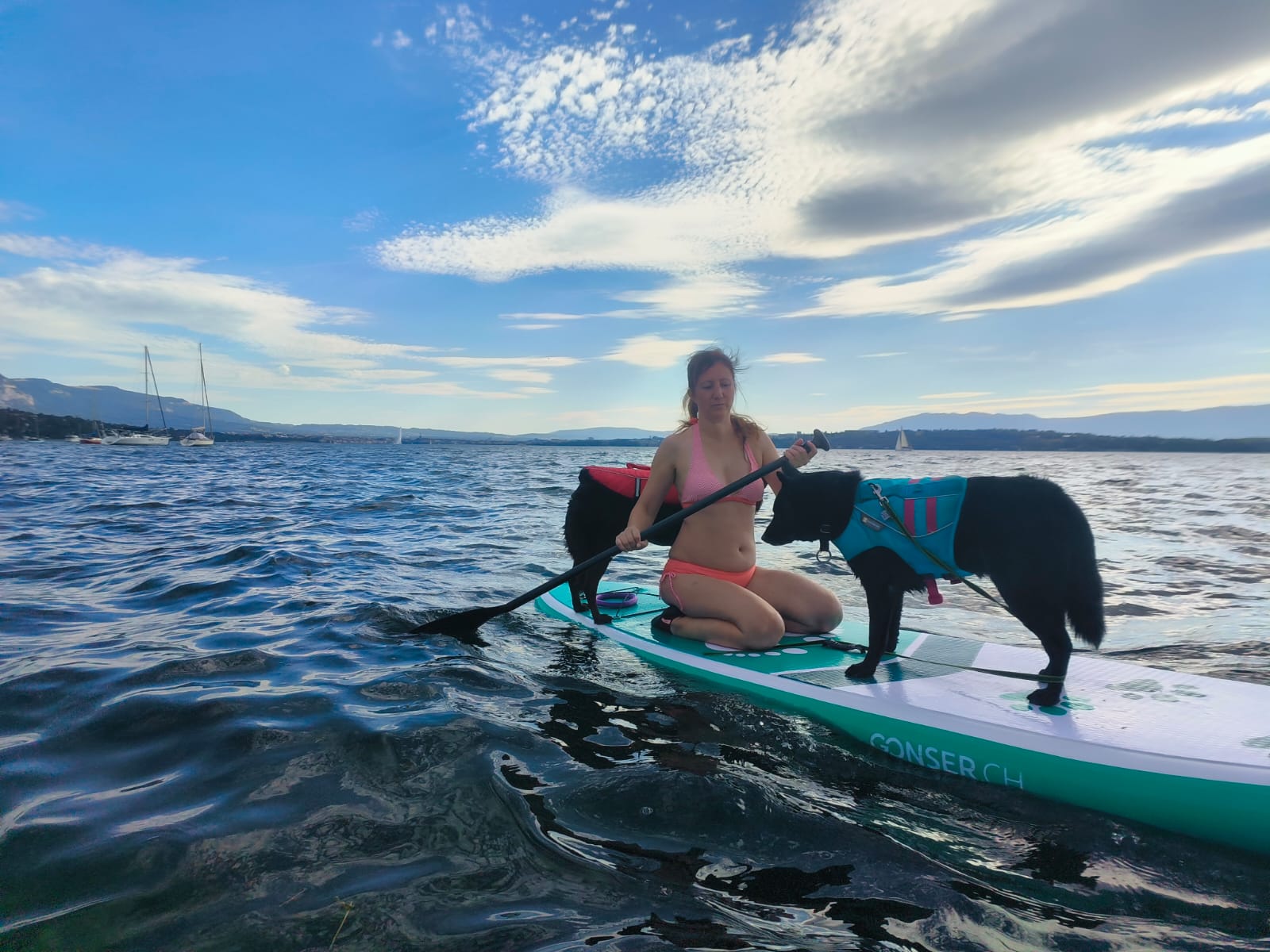 Natalia et son chien sur un paddle
